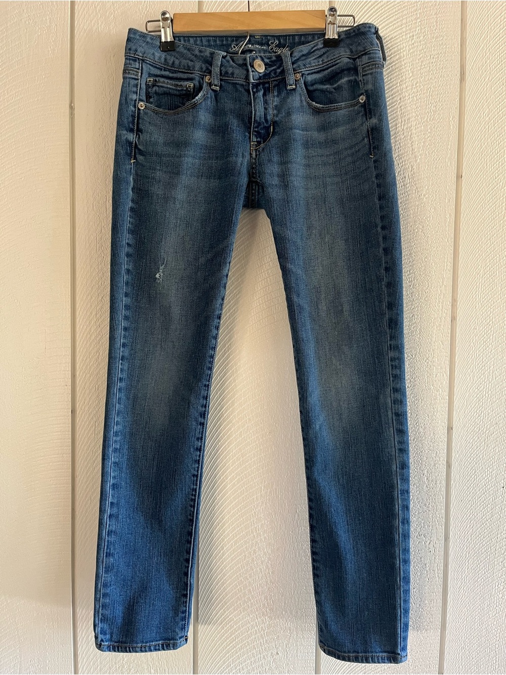 American Eagle Medium Wash Skinny Jeans  size 6 short